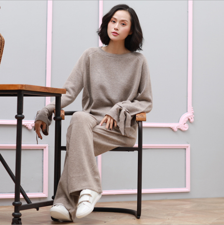 A-two-piece-cashmere-sweater-with-bow (1).png