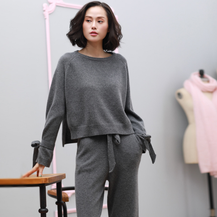 A-two-piece-cashmere-sweater-with-bow (3).png